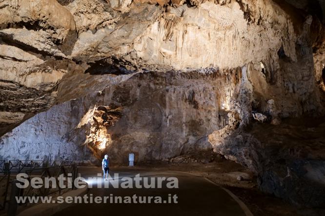 07-Sala all'interno della grotta di San Giovanni