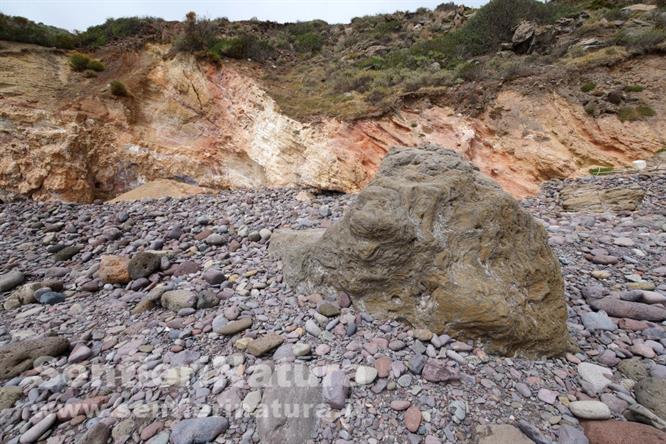 01-Affioramenti rocciosi sulla spiaggia Valle Muria