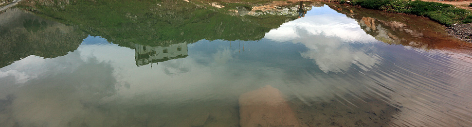 Piccolo specchio d'acqua presso il rifugio Giogo Lungo