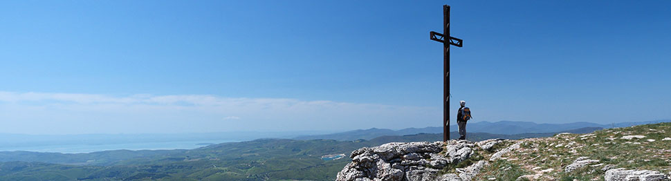 Rocce chiare sorreggono la croce della Pieve