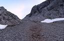 02-Il ripido ghiaione che scende dal versante nord della forcella del Bivera 