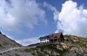 02-Il rifugio Lambertenghi-Romanin ed il vicino passo Volaia