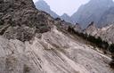 05-Attraversamento di un esteso ghiaione alle pendici del monte Ciavac