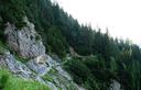 09-Rinforzi di legno rendono facilmente percorribili i tratti più erosi del sentiero per il rifugio De Gasperi