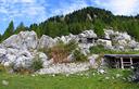 07-Il costone roccioso che ospita la casera Monte dei Buoi,come si presentava prima della slavina