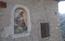 Bella Madonna con Bambino affrescata sui muri di una casa di ...