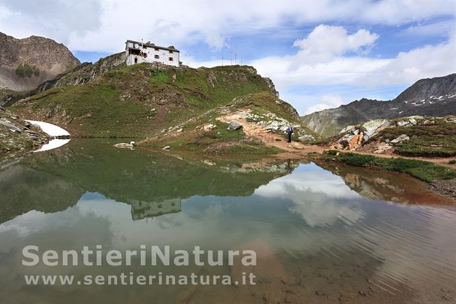 04-Il Rifugio Giogo Lungo sovrasta la Sella