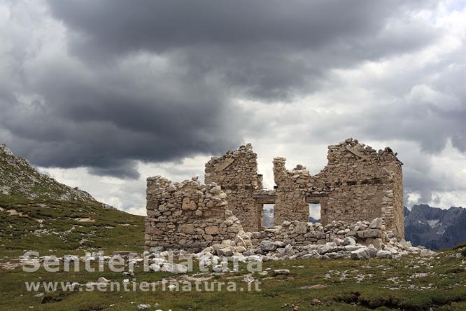 04-I ruderi del Rifugio Popena resi drammatici dal colore delle nubi di sfondo