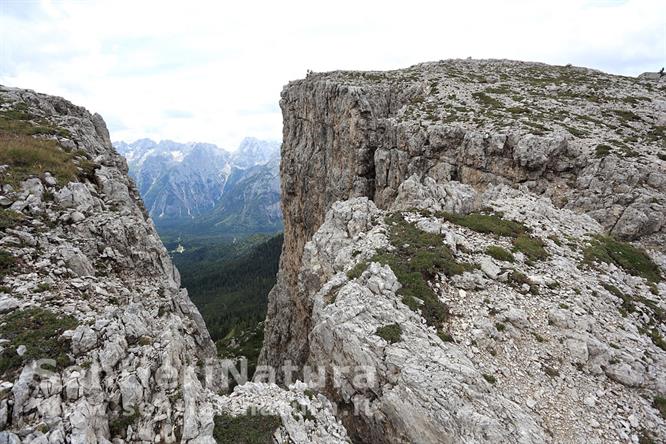 06-Uno dei profondi intagli delle Pale di Misurina