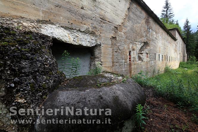 04-Particolare del perimetro esterno del Forte di Landro