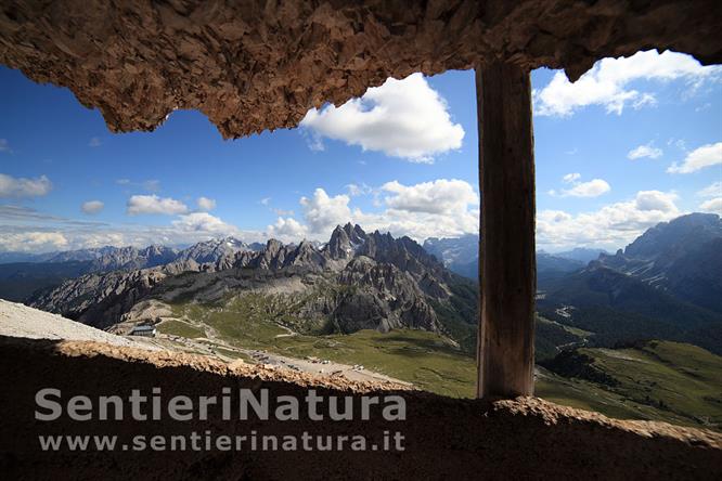 04-Lungo il sentiero militare; sullo sfondo il gruppo dei cadini di Misurina