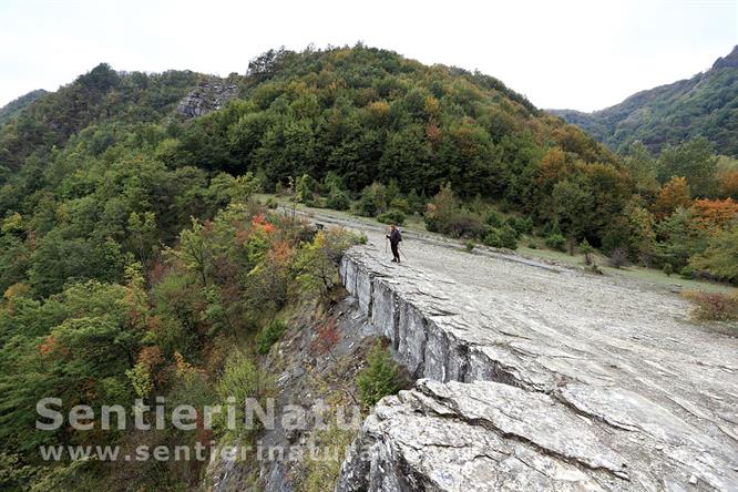 06-Il bordo superiore del salto della cascata dell'Acquacheta