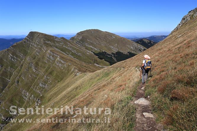 06-Il sentiero continua poco sotto la cima del Marmagna