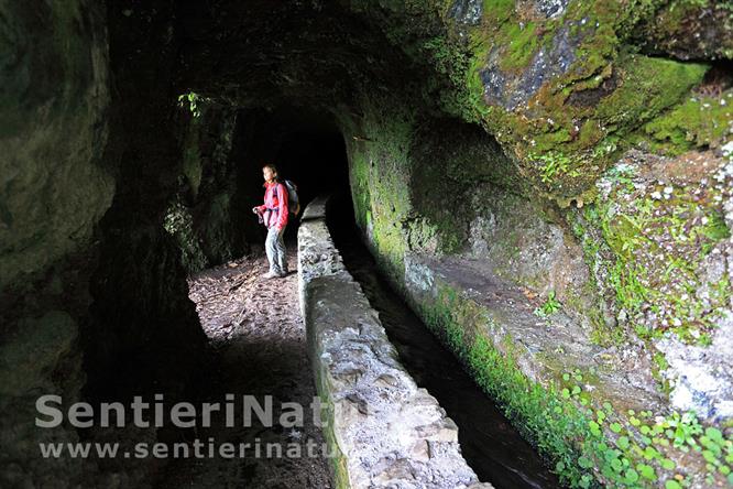 07-Una galleria scavata per il passaggio della levada