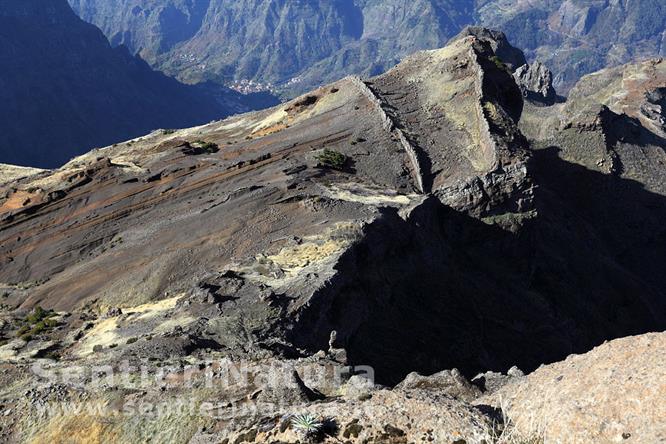 07-Le strane formazioni rocciose presso la cima