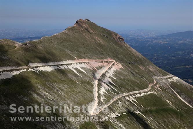 06-La strada che deturpa il fianco della Sibilla