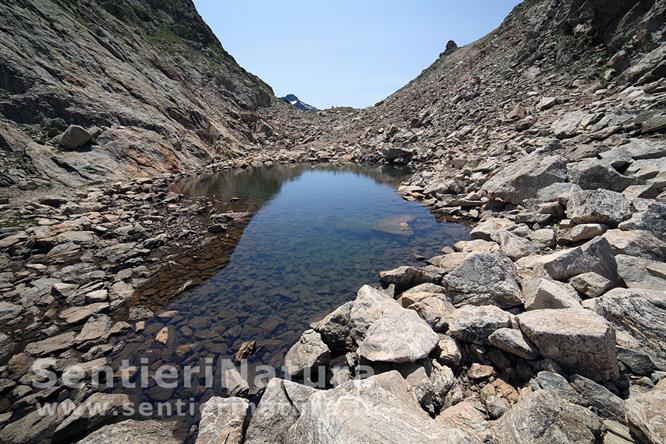 07-Il piccolo specchio d'acqua che precede il Colle di Fenestrelle