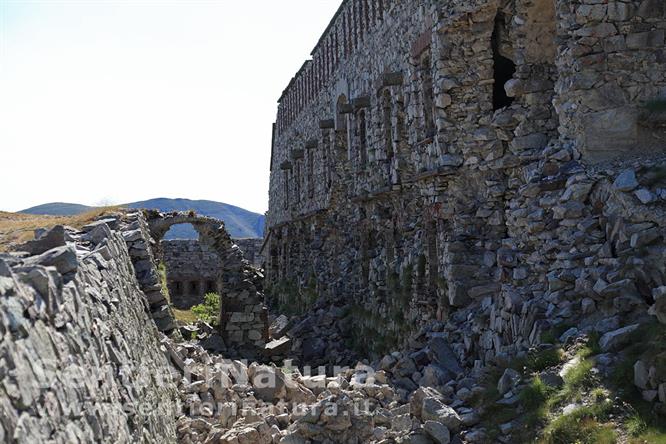 04-Il ponte crollato che traversa il fossato del forte Pernante