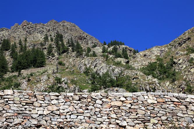 02-La poderosa massicciata di sostegno alla strada che porta al piano del Valasco