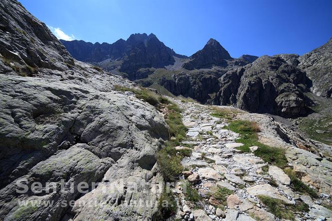 15-La mulattiera lastricata che collega i laghi