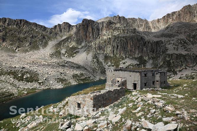 05-Il lago Soprano di Fremamorta con la casermetta