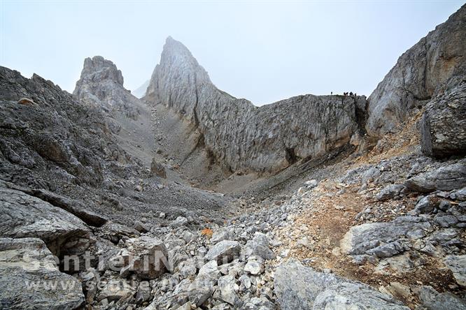 06-In vista di forcella dei Camosci,  preceduta dal canalino