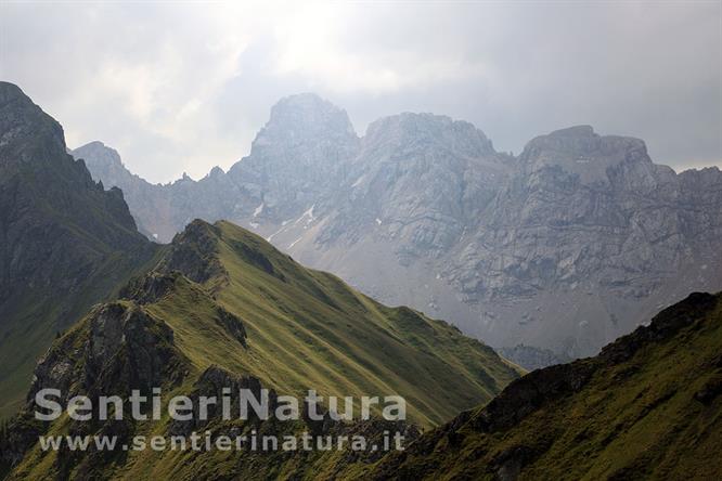 03-La cresta verde che si allontana verso il passo di San Nicolò