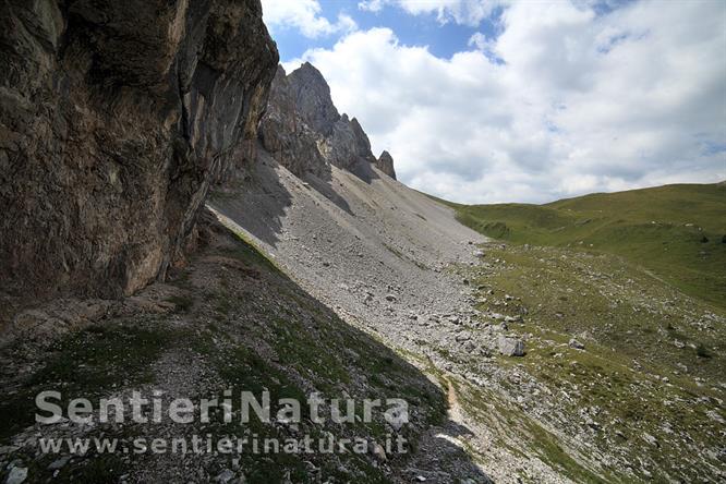 18-Traverso su ghiaioni alle base delle pareti del Col Ombert