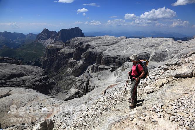 20-Dal Piz Boè vista sull'altopiano delle Mesules e sul Sassolungo