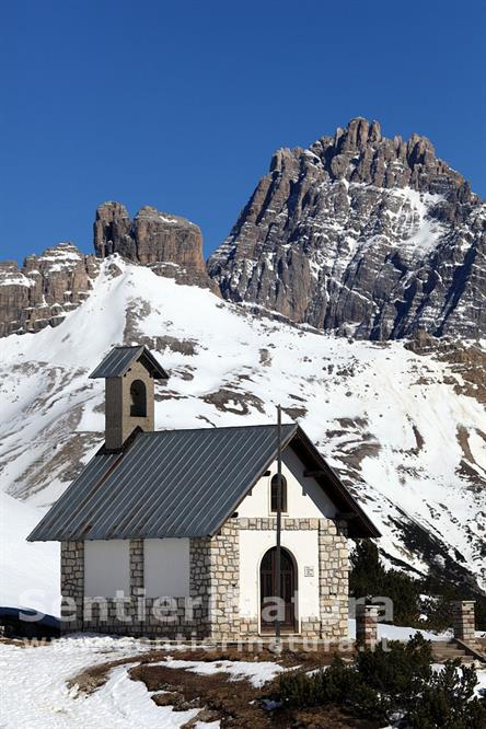 04-La cappella presso il rifugio Bosi al monte Piana