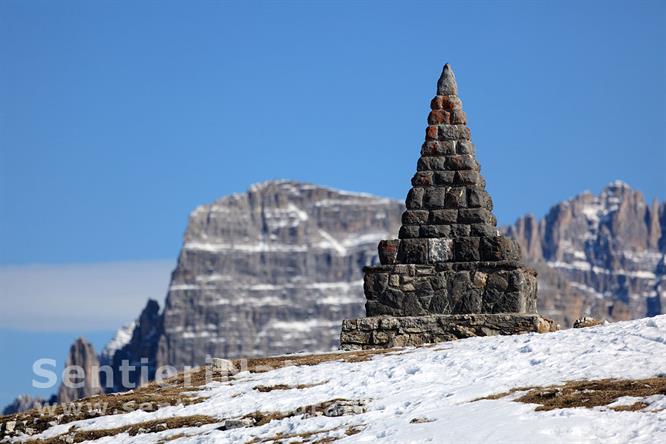 07-Cippo in vetta al monte Piana