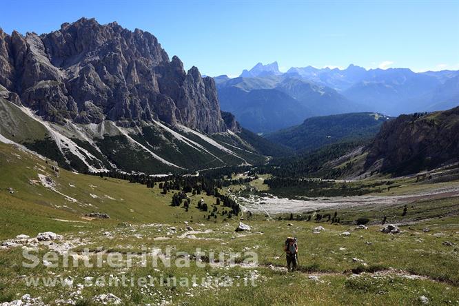 01-Lungo il primo tratto della salita dal rifugio Gardeccia; sulla sinistra il Larsech