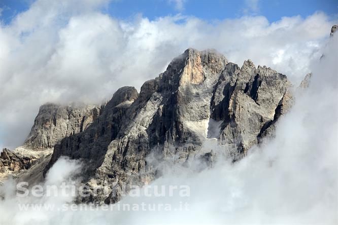 03-La Cima dei Bureloni appare tra le nebbie