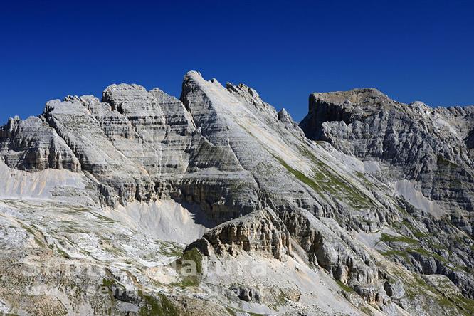 02-Il classico profilo del Latemar dal rifugio Torre di Pisa