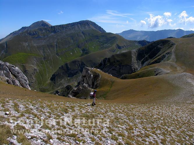 10-Lungo le morbide ondulazioni del crinale del Bove