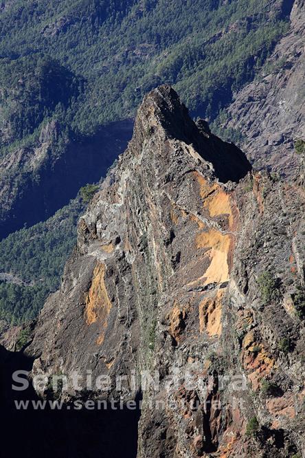 01-Speroni rocciosi sui fianchi della caldera - Roque de Los Muchachos