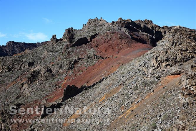 03-Il traverso sulla forcella di terra rossastra - Roque de Los Muchachos