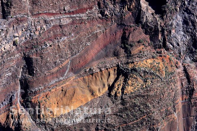 17-Stratificazioni colorate della roccia lavica - Roque de Los Muchachos