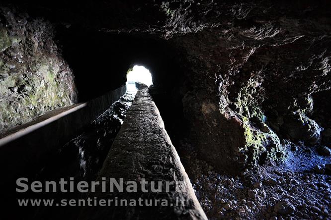03-La canaletta d'acqua e il sentiero all'interno di un tunnel - Marcos y Cordero
