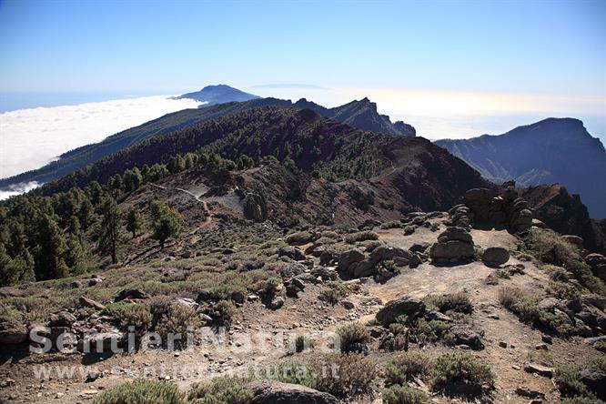 03-A pochi metri dalla cima del Pico de la Nieve, le nubi rimontano da est
