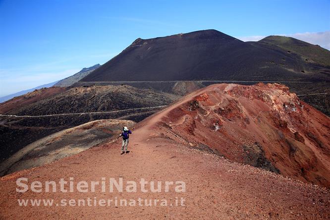 13-Sulla cresta del volcan Teneguia; sullo sfondo il San Antonio - Vulcano San Antonio e Teneguia