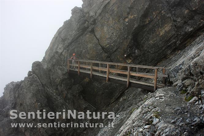 08-Ponticello in legno nel percorso di cresta prima del rifugio Payer