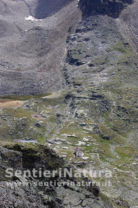 15-Il rifugio Serristori sul ciglio del ripiano glaciale