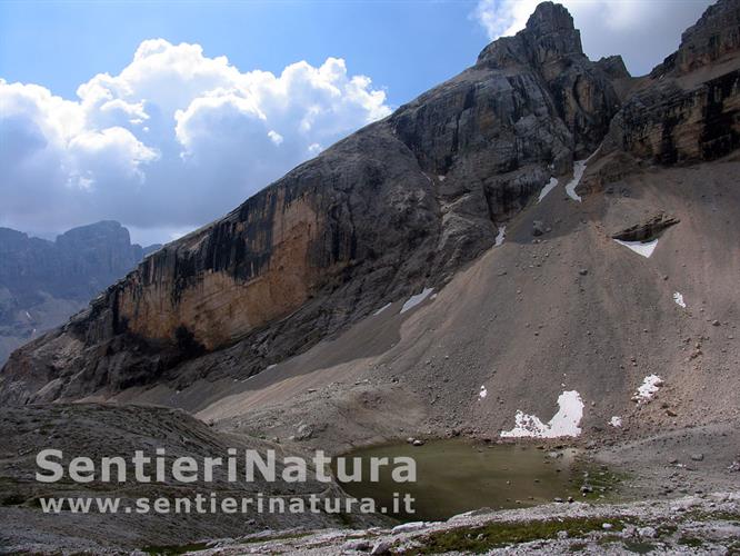 09-Le pendici ghiaiose che contornano il lago de Conturines