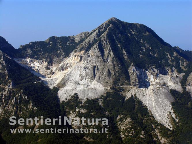 06-Le cave di marmo sulle pendici del monte Altissimo