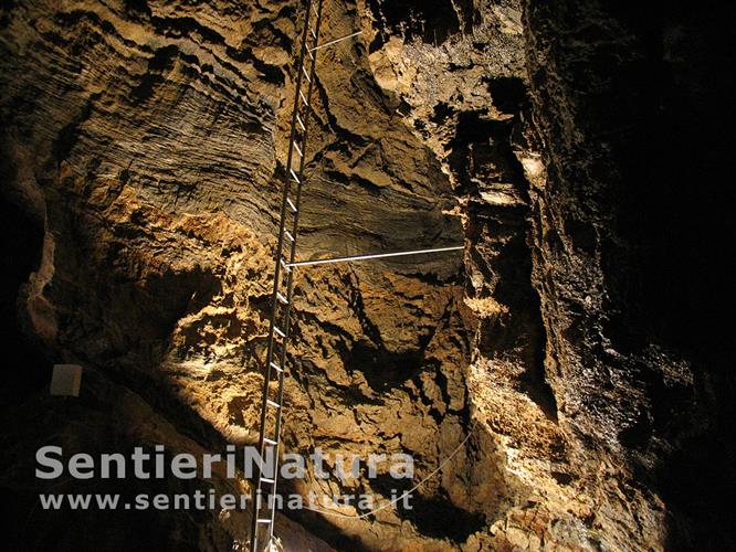 07-Attrezzature fisse all'interno della Grotta del Vento