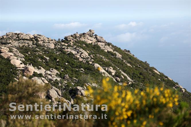 03-Il panoramico crinale presso il Santuario della Madonna del Monte