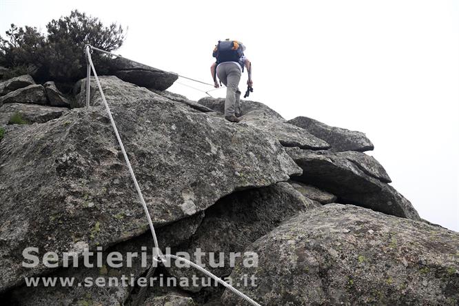 09-Attrezzature sulla salita finale al monte Capanne