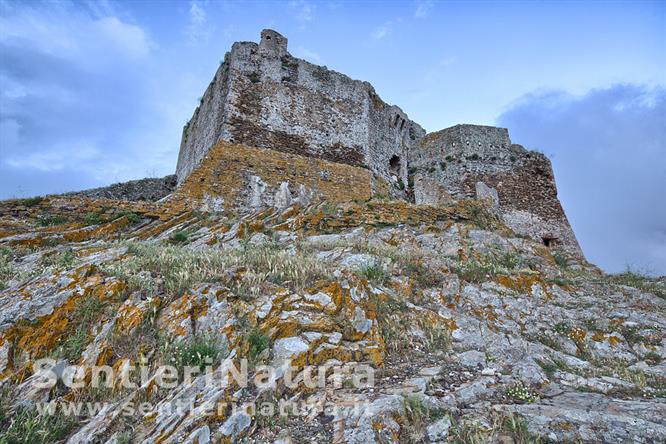 10-Il castello del Volterraio nella luce crepuscolare