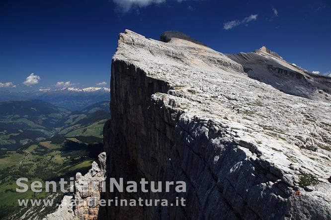 09--Le verticali pareti del Sasso della Croce